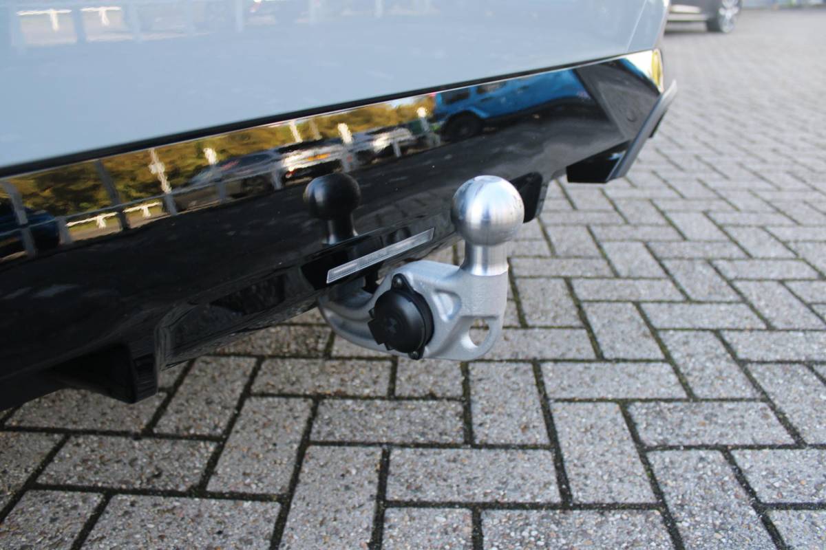 BMW 5 Serie BMW 5-serie Touring 520i M-SPORT | PANORAMA DAK | TREKHAAK ELEKTRISCH WEGKLAPBAAR | HARMAN KARDON AUDIO SYSTEM | SHADOW LINE PAKKET | ELEKTRISCH VERSTELBARE VOORSTOELEN MET GEHEUGENFUNCTIE | STOEL VENTILATIE VOOR | STOEL VERWARMING VOOR + ACHTER | 360° CAMERA | DRAADLOZE TELEFOONLADER | STAND VERWARMING | LEDEREN BEKLEDING “VEGANZA ZWART” | WARMTEWEREND GLAS | SPORT CHASSIS “M-TECHNIC” | INNOVATIE PAKKET: (HEAD UP DISPLAY/LIVE NAVIGATIE/INTERIEUR CAMERA/PARKEERSENSOREN VOOR+ACHTER/CONNECTED SERVICES) | DRAADLOZE APPLE CARPLAY/ANDROID AUTO | TRAVEL PAKKET (ELEKTRISCH BEDIENBARE ACHTERKLEP/COMFORT ACCESS/TOEGANG VIA SMARTPHONE) | DODEHOEK DETECTIE | ELEKTRISCH BEDIENBAAR STUURKOLOM |