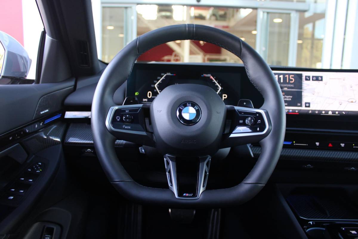 BMW 5 Serie BMW 5-serie Touring 520i M-SPORT | PANORAMA DAK | TREKHAAK ELEKTRISCH WEGKLAPBAAR | HARMAN KARDON AUDIO SYSTEM | SHADOW LINE PAKKET | ELEKTRISCH VERSTELBARE VOORSTOELEN MET GEHEUGENFUNCTIE | STOEL VENTILATIE VOOR | STOEL VERWARMING VOOR + ACHTER | 360° CAMERA | DRAADLOZE TELEFOONLADER | STAND VERWARMING | LEDEREN BEKLEDING “VEGANZA ZWART” | WARMTEWEREND GLAS | SPORT CHASSIS “M-TECHNIC” | INNOVATIE PAKKET: (HEAD UP DISPLAY/LIVE NAVIGATIE/INTERIEUR CAMERA/PARKEERSENSOREN VOOR+ACHTER/CONNECTED SERVICES) | DRAADLOZE APPLE CARPLAY/ANDROID AUTO | TRAVEL PAKKET (ELEKTRISCH BEDIENBARE ACHTERKLEP/COMFORT ACCESS/TOEGANG VIA SMARTPHONE) | DODEHOEK DETECTIE | ELEKTRISCH BEDIENBAAR STUURKOLOM |