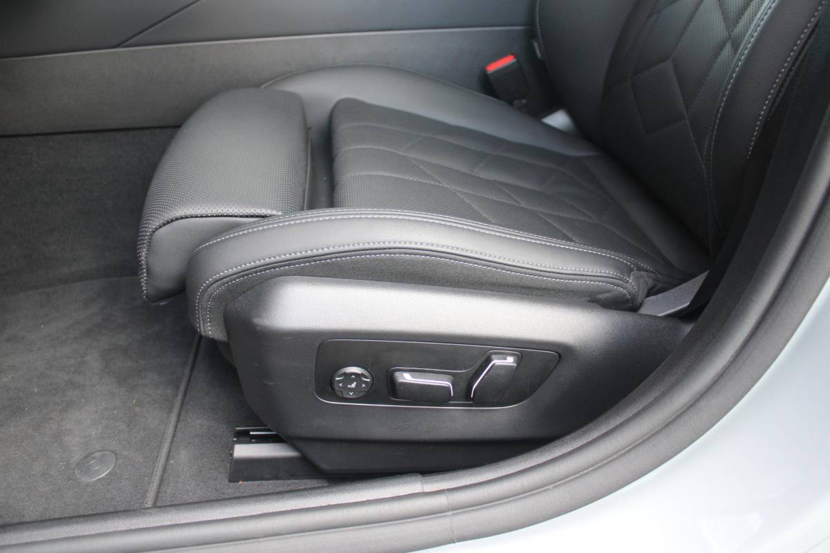 BMW 5 Serie BMW 5-serie Touring 520i M-SPORT | PANORAMA DAK | TREKHAAK ELEKTRISCH WEGKLAPBAAR | HARMAN KARDON AUDIO SYSTEM | SHADOW LINE PAKKET | ELEKTRISCH VERSTELBARE VOORSTOELEN MET GEHEUGENFUNCTIE | STOEL VENTILATIE VOOR | STOEL VERWARMING VOOR + ACHTER | 360° CAMERA | DRAADLOZE TELEFOONLADER | STAND VERWARMING | LEDEREN BEKLEDING “VEGANZA ZWART” | WARMTEWEREND GLAS | SPORT CHASSIS “M-TECHNIC” | INNOVATIE PAKKET: (HEAD UP DISPLAY/LIVE NAVIGATIE/INTERIEUR CAMERA/PARKEERSENSOREN VOOR+ACHTER/CONNECTED SERVICES) | DRAADLOZE APPLE CARPLAY/ANDROID AUTO | TRAVEL PAKKET (ELEKTRISCH BEDIENBARE ACHTERKLEP/COMFORT ACCESS/TOEGANG VIA SMARTPHONE) | DODEHOEK DETECTIE | ELEKTRISCH BEDIENBAAR STUURKOLOM |