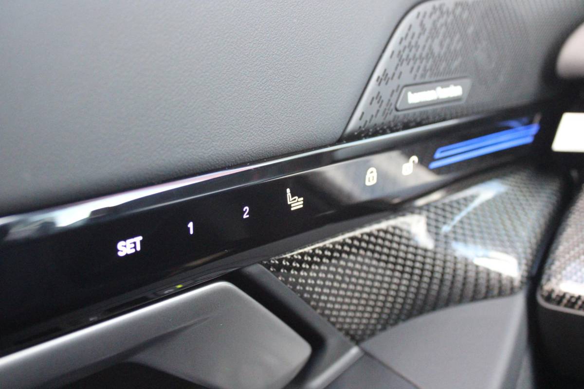 BMW 5 Serie BMW 5-serie Touring 520i M-SPORT | PANORAMA DAK | TREKHAAK ELEKTRISCH WEGKLAPBAAR | HARMAN KARDON AUDIO SYSTEM | SHADOW LINE PAKKET | ELEKTRISCH VERSTELBARE VOORSTOELEN MET GEHEUGENFUNCTIE | STOEL VENTILATIE VOOR | STOEL VERWARMING VOOR + ACHTER | 360° CAMERA | DRAADLOZE TELEFOONLADER | STAND VERWARMING | LEDEREN BEKLEDING “VEGANZA ZWART” | WARMTEWEREND GLAS | SPORT CHASSIS “M-TECHNIC” | INNOVATIE PAKKET: (HEAD UP DISPLAY/LIVE NAVIGATIE/INTERIEUR CAMERA/PARKEERSENSOREN VOOR+ACHTER/CONNECTED SERVICES) | DRAADLOZE APPLE CARPLAY/ANDROID AUTO | TRAVEL PAKKET (ELEKTRISCH BEDIENBARE ACHTERKLEP/COMFORT ACCESS/TOEGANG VIA SMARTPHONE) | DODEHOEK DETECTIE | ELEKTRISCH BEDIENBAAR STUURKOLOM |