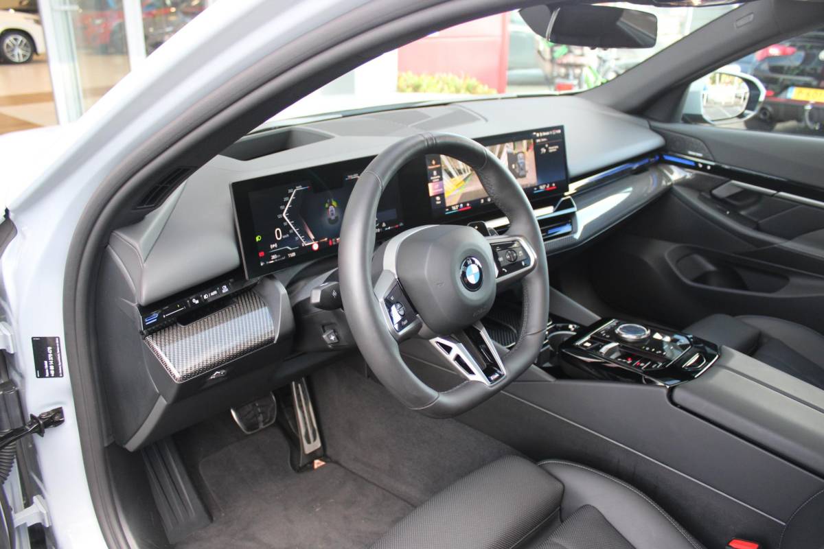 BMW 5 Serie BMW 5-serie Touring 520i M-SPORT | PANORAMA DAK | TREKHAAK ELEKTRISCH WEGKLAPBAAR | HARMAN KARDON AUDIO SYSTEM | SHADOW LINE PAKKET | ELEKTRISCH VERSTELBARE VOORSTOELEN MET GEHEUGENFUNCTIE | STOEL VENTILATIE VOOR | STOEL VERWARMING VOOR + ACHTER | 360° CAMERA | DRAADLOZE TELEFOONLADER | STAND VERWARMING | LEDEREN BEKLEDING “VEGANZA ZWART” | WARMTEWEREND GLAS | SPORT CHASSIS “M-TECHNIC” | INNOVATIE PAKKET: (HEAD UP DISPLAY/LIVE NAVIGATIE/INTERIEUR CAMERA/PARKEERSENSOREN VOOR+ACHTER/CONNECTED SERVICES) | DRAADLOZE APPLE CARPLAY/ANDROID AUTO | TRAVEL PAKKET (ELEKTRISCH BEDIENBARE ACHTERKLEP/COMFORT ACCESS/TOEGANG VIA SMARTPHONE) | DODEHOEK DETECTIE | ELEKTRISCH BEDIENBAAR STUURKOLOM |