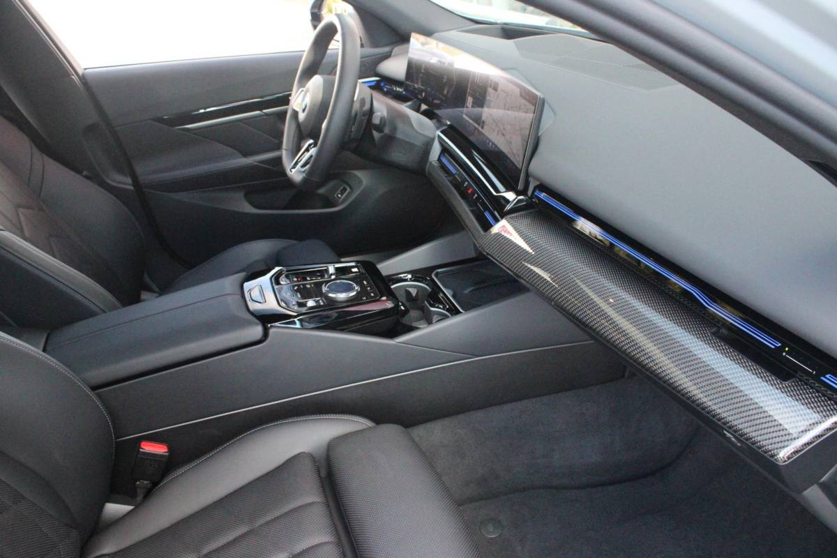 BMW 5 Serie BMW 5-serie Touring 520i M-SPORT | PANORAMA DAK | TREKHAAK ELEKTRISCH WEGKLAPBAAR | HARMAN KARDON AUDIO SYSTEM | SHADOW LINE PAKKET | ELEKTRISCH VERSTELBARE VOORSTOELEN MET GEHEUGENFUNCTIE | STOEL VENTILATIE VOOR | STOEL VERWARMING VOOR + ACHTER | 360° CAMERA | DRAADLOZE TELEFOONLADER | STAND VERWARMING | LEDEREN BEKLEDING “VEGANZA ZWART” | WARMTEWEREND GLAS | SPORT CHASSIS “M-TECHNIC” | INNOVATIE PAKKET: (HEAD UP DISPLAY/LIVE NAVIGATIE/INTERIEUR CAMERA/PARKEERSENSOREN VOOR+ACHTER/CONNECTED SERVICES) | DRAADLOZE APPLE CARPLAY/ANDROID AUTO | TRAVEL PAKKET (ELEKTRISCH BEDIENBARE ACHTERKLEP/COMFORT ACCESS/TOEGANG VIA SMARTPHONE) | DODEHOEK DETECTIE | ELEKTRISCH BEDIENBAAR STUURKOLOM |