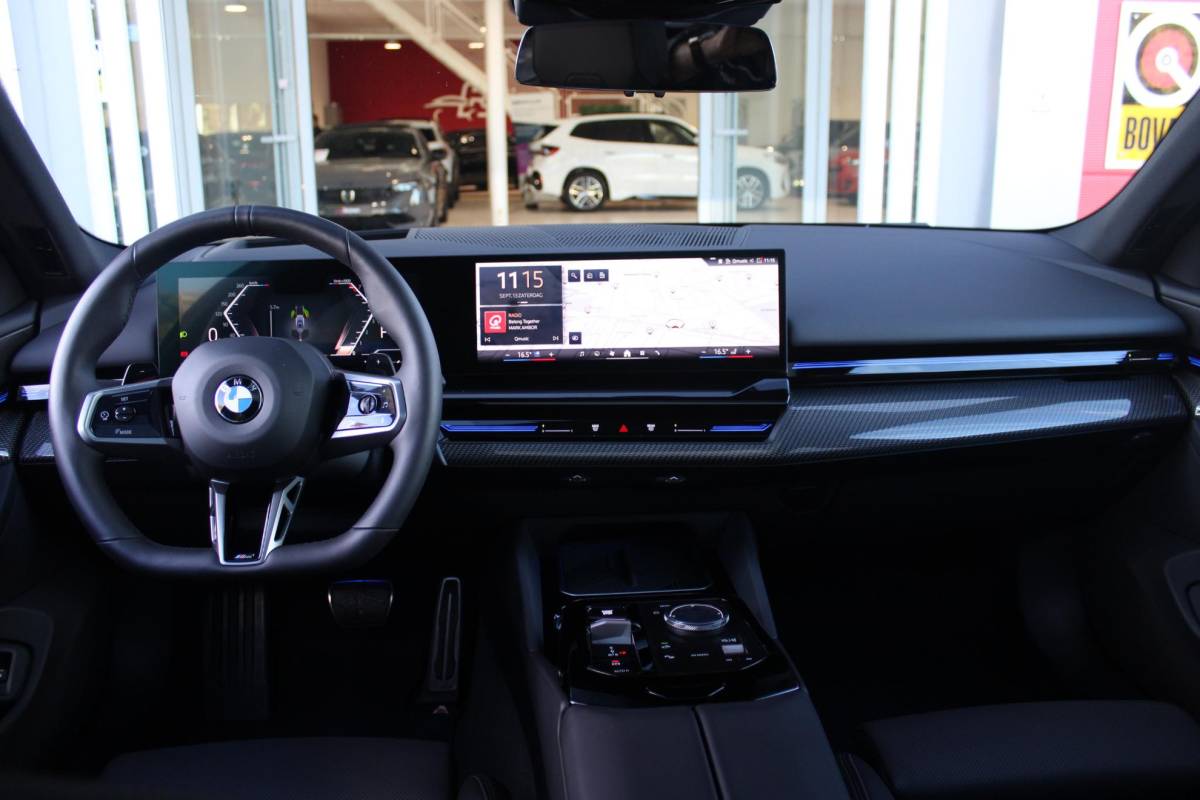 BMW 5 Serie BMW 5-serie Touring 520i M-SPORT | PANORAMA DAK | TREKHAAK ELEKTRISCH WEGKLAPBAAR | HARMAN KARDON AUDIO SYSTEM | SHADOW LINE PAKKET | ELEKTRISCH VERSTELBARE VOORSTOELEN MET GEHEUGENFUNCTIE | STOEL VENTILATIE VOOR | STOEL VERWARMING VOOR + ACHTER | 360° CAMERA | DRAADLOZE TELEFOONLADER | STAND VERWARMING | LEDEREN BEKLEDING “VEGANZA ZWART” | WARMTEWEREND GLAS | SPORT CHASSIS “M-TECHNIC” | INNOVATIE PAKKET: (HEAD UP DISPLAY/LIVE NAVIGATIE/INTERIEUR CAMERA/PARKEERSENSOREN VOOR+ACHTER/CONNECTED SERVICES) | DRAADLOZE APPLE CARPLAY/ANDROID AUTO | TRAVEL PAKKET (ELEKTRISCH BEDIENBARE ACHTERKLEP/COMFORT ACCESS/TOEGANG VIA SMARTPHONE) | DODEHOEK DETECTIE | ELEKTRISCH BEDIENBAAR STUURKOLOM |