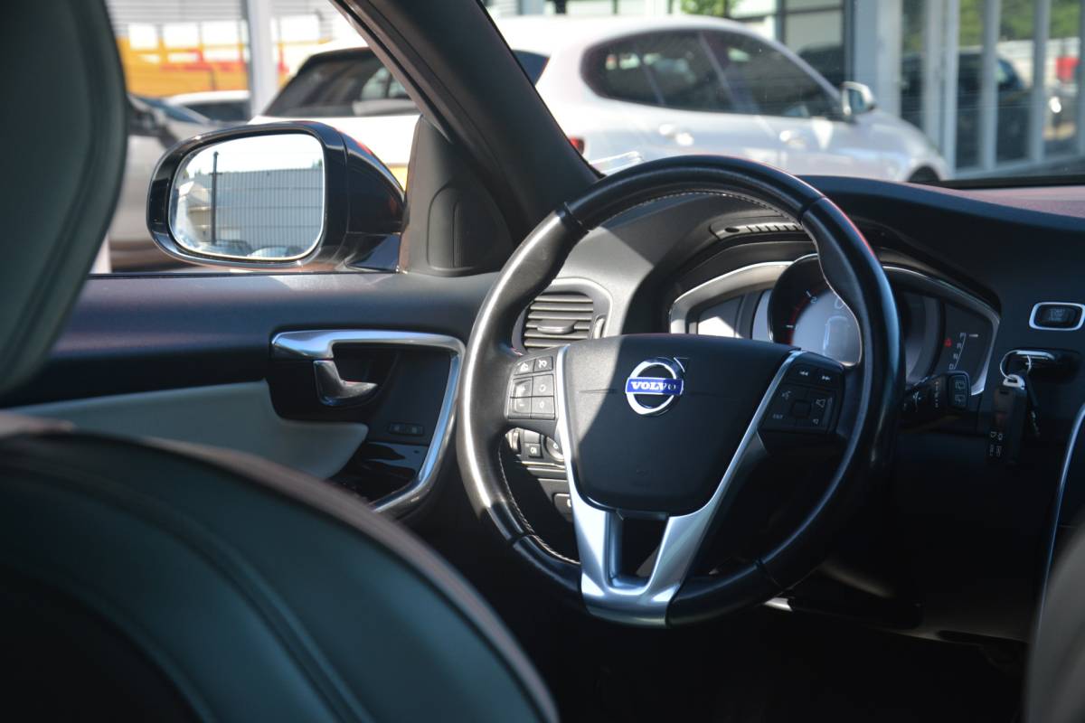 Volvo V60 Volvo V60 2.4 D5 Twin Engine R-Design | Airco | Navigatie | Camera | Harman-kardon | NL auto!! | Nederlandse auto dealeronderhouden 144684 NAP aircopomp vorig jaar vernieuwd factuur aanwezig zeer compleet Harman Kardon metallic lak schuif kantel dak standkachel