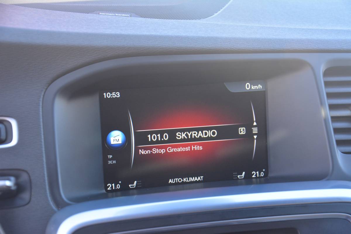 Volvo V60 Volvo V60 2.4 D5 Twin Engine R-Design | Airco | Navigatie | Camera | Harman-kardon | NL auto!! | Nederlandse auto dealeronderhouden 144684 NAP aircopomp vorig jaar vernieuwd factuur aanwezig zeer compleet Harman Kardon metallic lak schuif kantel dak standkachel