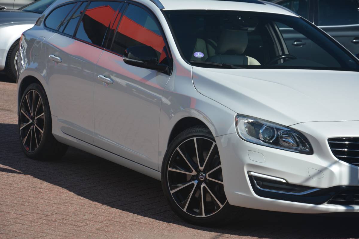 Volvo V60 Volvo V60 2.4 D5 Twin Engine R-Design | Airco | Navigatie | Camera | Harman-kardon | NL auto!! | Nederlandse auto dealeronderhouden 144684 NAP aircopomp vorig jaar vernieuwd factuur aanwezig zeer compleet Harman Kardon metallic lak schuif kantel dak standkachel