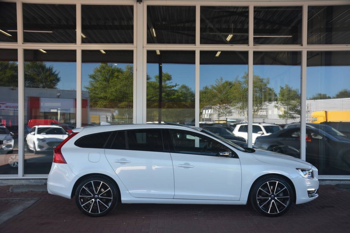 Volvo V60 Volvo V60 2.4 D5 Twin Engine R-Design | Airco | Navigatie | Camera | Harman-kardon | NL auto!! | Nederlandse auto dealeronderhouden 144684 NAP aircopomp vorig jaar vernieuwd factuur aanwezig zeer compleet Harman Kardon metallic lak schuif kantel dak standkachel