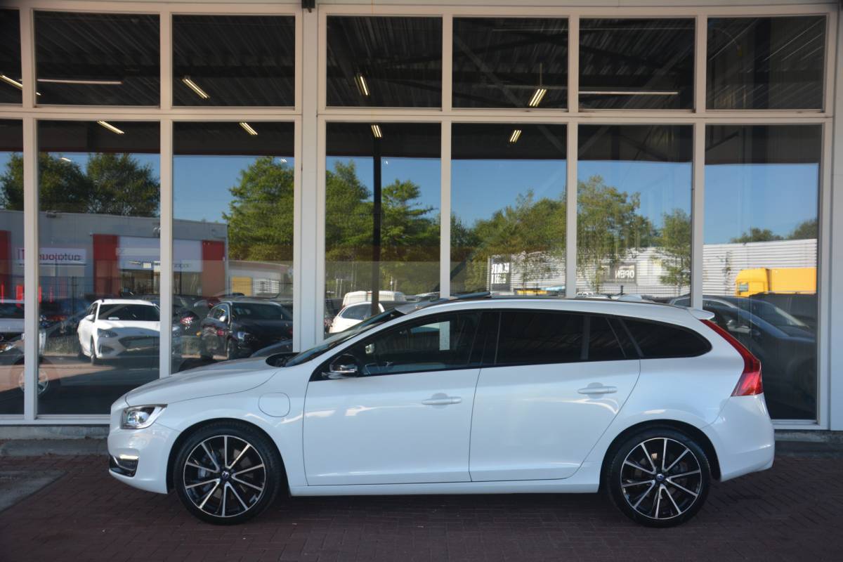 Volvo V60 Volvo V60 2.4 D5 Twin Engine R-Design | Airco | Navigatie | Camera | Harman-kardon | NL auto!! | Nederlandse auto dealeronderhouden 144684 NAP aircopomp vorig jaar vernieuwd factuur aanwezig zeer compleet Harman Kardon metallic lak schuif kantel dak standkachel