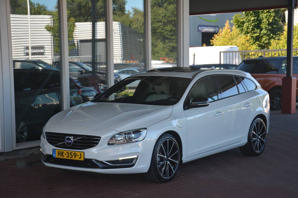 Volvo V60 Volvo V60 2.4 D5 Twin Engine R-Design | Airco | Navigatie | Camera | Harman-kardon | NL auto!! | Nederlandse auto dealeronderhouden 144684 NAP aircopomp vorig jaar vernieuwd factuur aanwezig zeer compleet Harman Kardon metallic lak schuif kantel dak standkachel