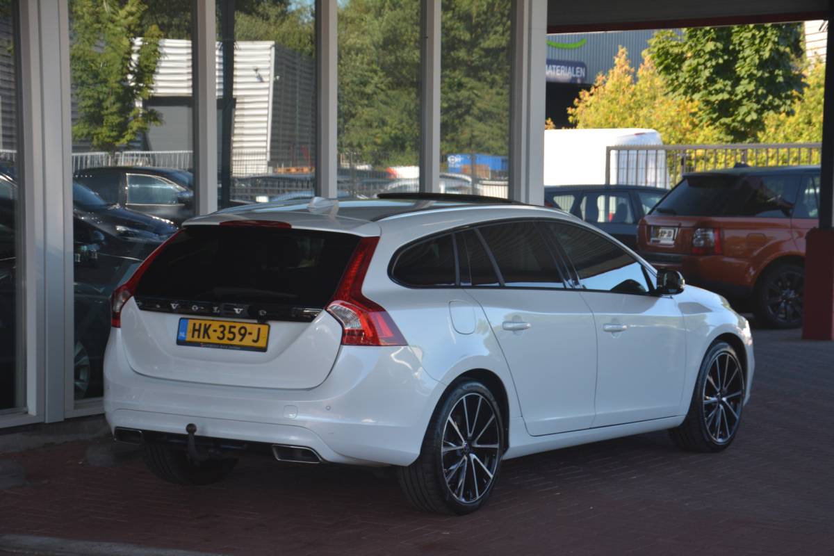 Volvo V60 Volvo V60 2.4 D5 Twin Engine R-Design | Airco | Navigatie | Camera | Harman-kardon | NL auto!! | Nederlandse auto dealeronderhouden 144684 NAP aircopomp vorig jaar vernieuwd factuur aanwezig zeer compleet Harman Kardon metallic lak schuif kantel dak standkachel