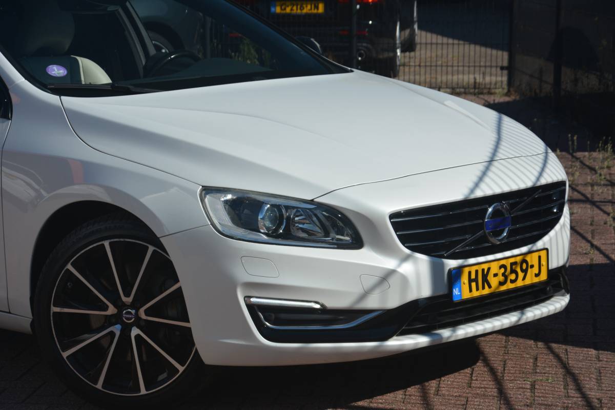 Volvo V60 Volvo V60 2.4 D5 Twin Engine R-Design | Airco | Navigatie | Camera | Harman-kardon | NL auto!! | Nederlandse auto dealeronderhouden 144684 NAP aircopomp vorig jaar vernieuwd factuur aanwezig zeer compleet Harman Kardon metallic lak schuif kantel dak standkachel