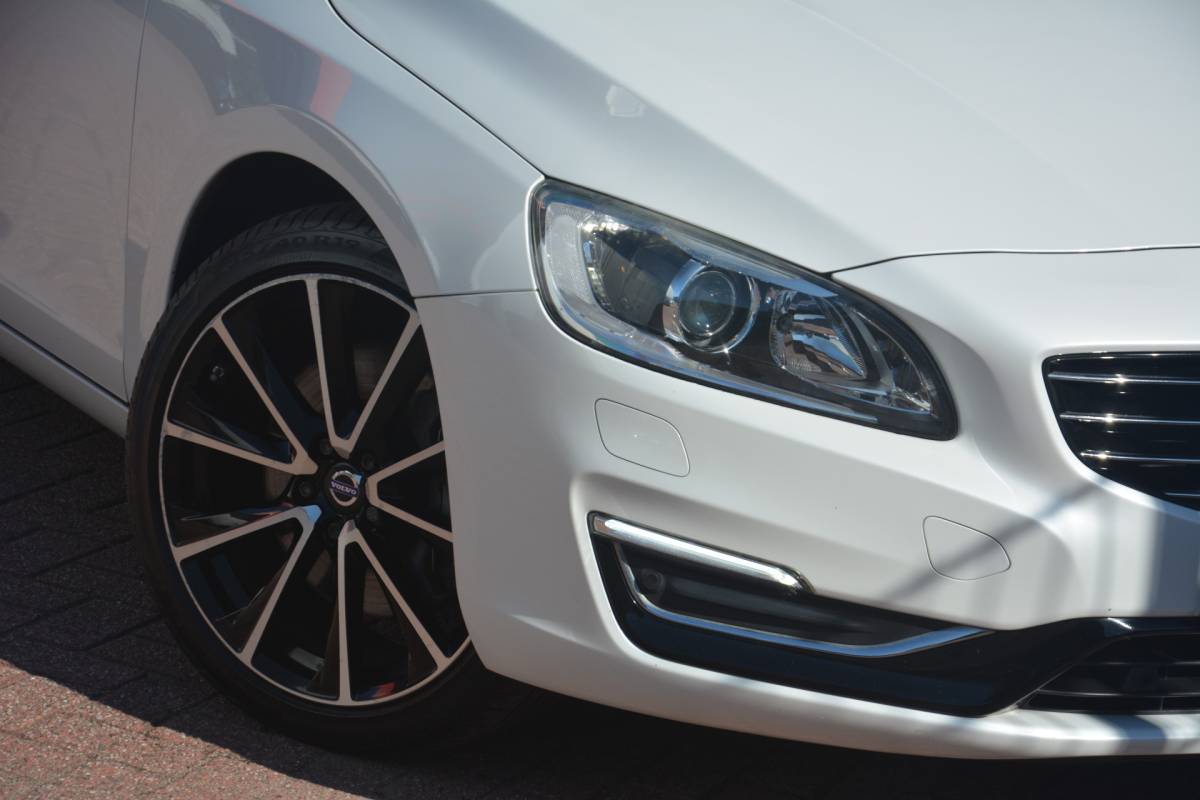Volvo V60 Volvo V60 2.4 D5 Twin Engine R-Design | Airco | Navigatie | Camera | Harman-kardon | NL auto!! | Nederlandse auto dealeronderhouden 144684 NAP aircopomp vorig jaar vernieuwd factuur aanwezig zeer compleet Harman Kardon metallic lak schuif kantel dak standkachel