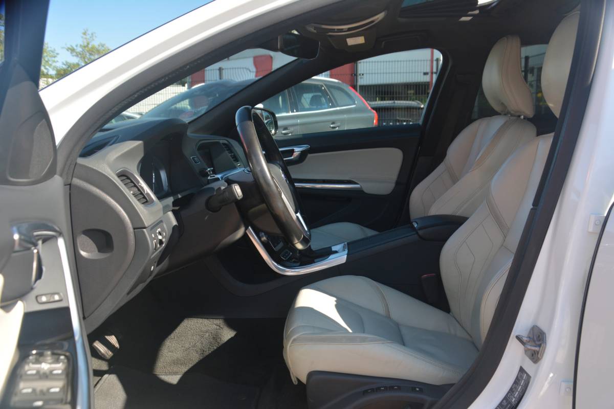 Volvo V60 Volvo V60 2.4 D5 Twin Engine R-Design | Airco | Navigatie | Camera | Harman-kardon | NL auto!! | Nederlandse auto dealeronderhouden 144684 NAP aircopomp vorig jaar vernieuwd factuur aanwezig zeer compleet Harman Kardon metallic lak schuif kantel dak standkachel