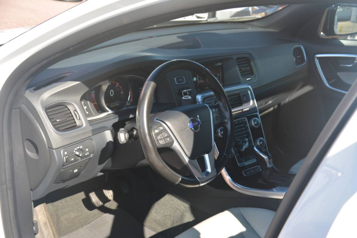 Volvo V60 Volvo V60 2.4 D5 Twin Engine R-Design | Airco | Navigatie | Camera | Harman-kardon | NL auto!! | Nederlandse auto dealeronderhouden 144684 NAP aircopomp vorig jaar vernieuwd factuur aanwezig zeer compleet Harman Kardon metallic lak schuif kantel dak standkachel