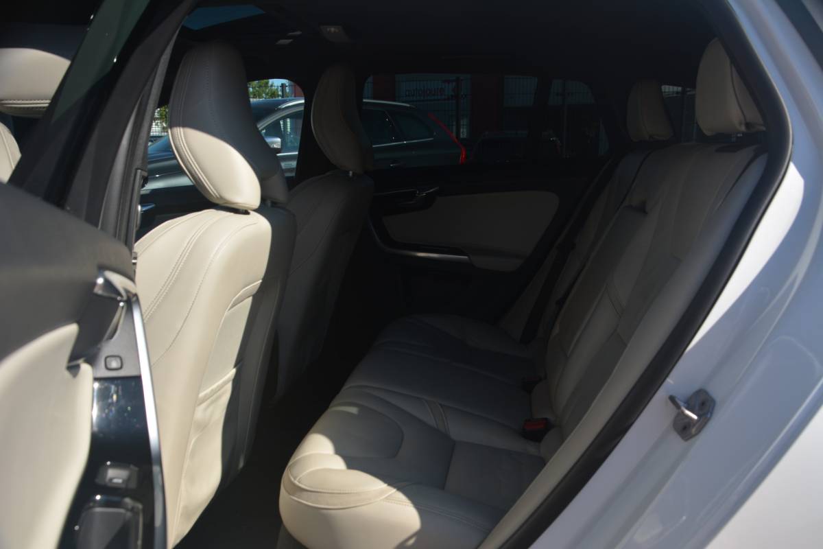 Volvo V60 Volvo V60 2.4 D5 Twin Engine R-Design | Airco | Navigatie | Camera | Harman-kardon | NL auto!! | Nederlandse auto dealeronderhouden 144684 NAP aircopomp vorig jaar vernieuwd factuur aanwezig zeer compleet Harman Kardon metallic lak schuif kantel dak standkachel