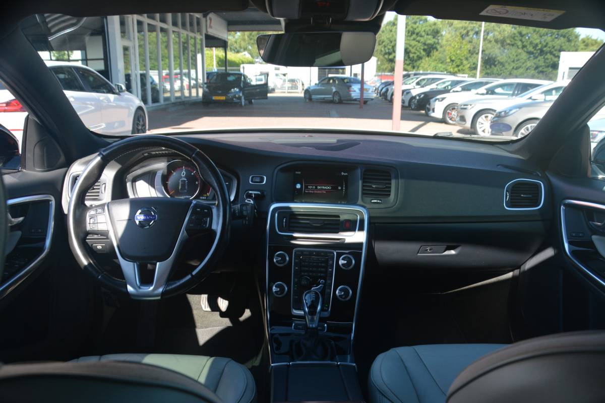 Volvo V60 Volvo V60 2.4 D5 Twin Engine R-Design | Airco | Navigatie | Camera | Harman-kardon | NL auto!! | Nederlandse auto dealeronderhouden 144684 NAP aircopomp vorig jaar vernieuwd factuur aanwezig zeer compleet Harman Kardon metallic lak schuif kantel dak standkachel