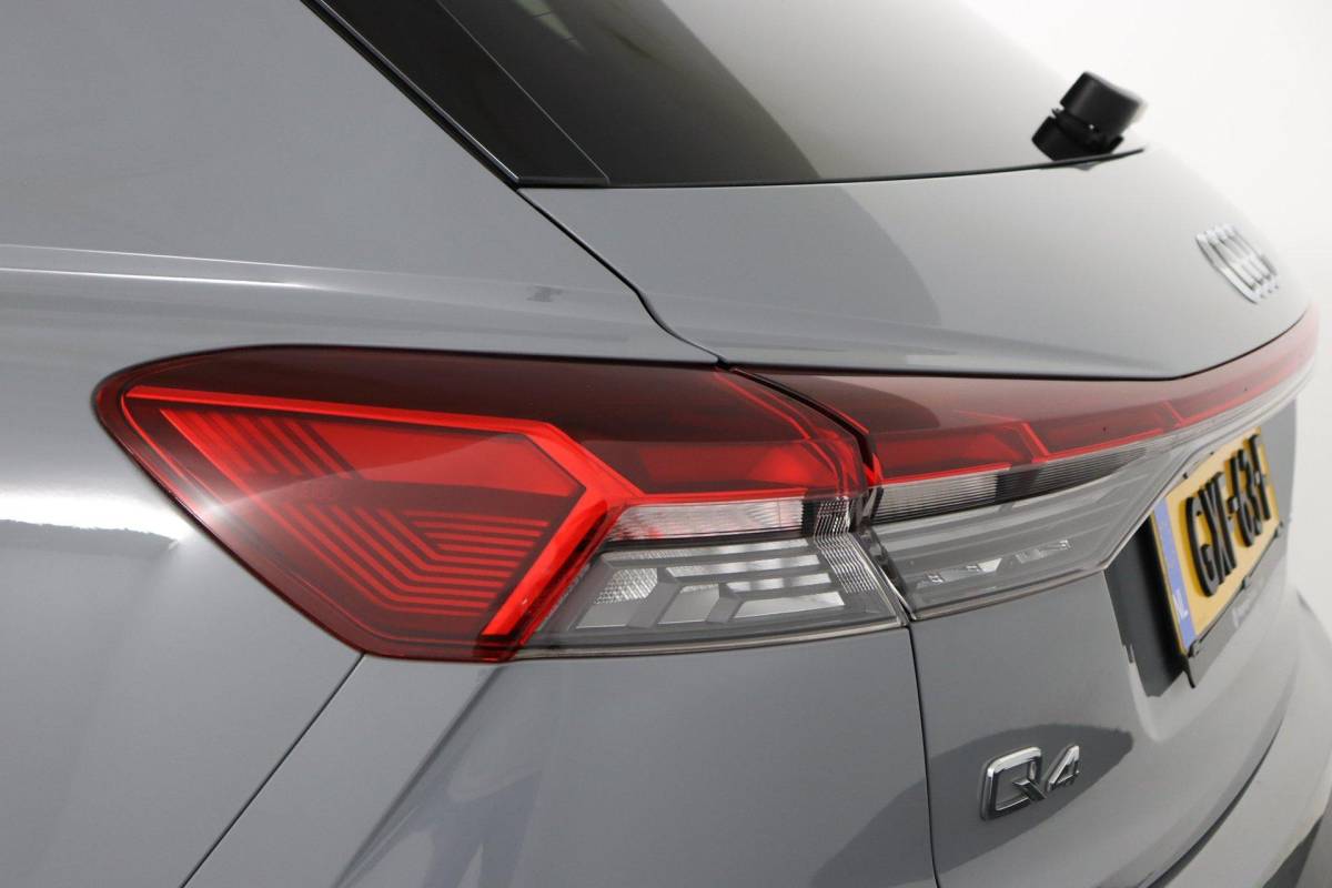 Audi Q4 e-tron Audi Q4 e-tron 35 Launch edition 55 kWh |ACC|Sfeerverlichting|S-Line