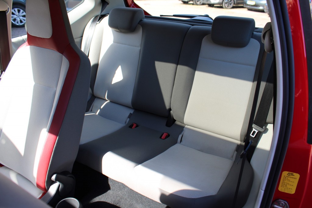 Volkswagen up! Volkswagen Up 1.0 60pk High Up! BM airco/el.schuifdak/lm velgen/stoelverw. 3-drs