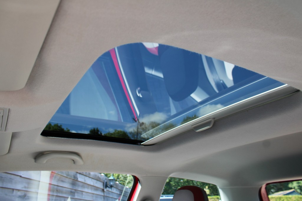 Volkswagen up! Volkswagen Up 1.0 60pk High Up! BM airco/el.schuifdak/lm velgen/stoelverw. 3-drs