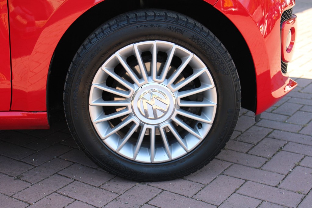 Volkswagen up! Volkswagen Up 1.0 60pk High Up! BM airco/el.schuifdak/lm velgen/stoelverw. 3-drs