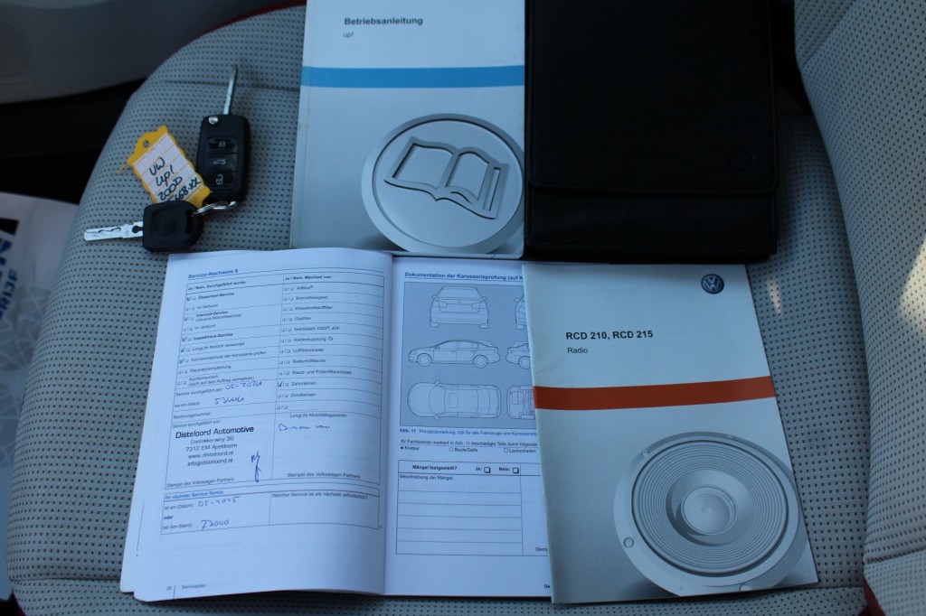 Volkswagen up! Volkswagen Up 1.0 60pk High Up! BM airco/el.schuifdak/lm velgen/stoelverw. 3-drs