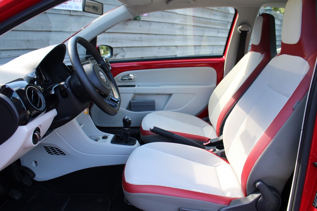 Volkswagen up! Volkswagen Up 1.0 60pk High Up! BM airco/el.schuifdak/lm velgen/stoelverw. 3-drs