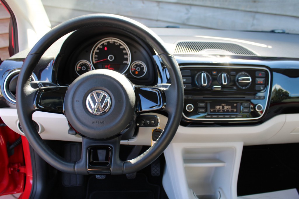 Volkswagen up! Volkswagen Up 1.0 60pk High Up! BM airco/el.schuifdak/lm velgen/stoelverw. 3-drs