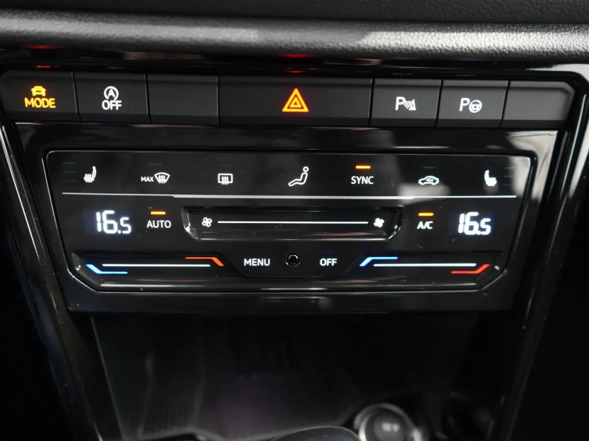 Volkswagen T-Roc Volkswagen T-Roc 1.5 TSI R-Line Edition Edition | IQ Light | Trekhaak | Camera | ACC | Ergo-active 2025 km 29.000 Nap