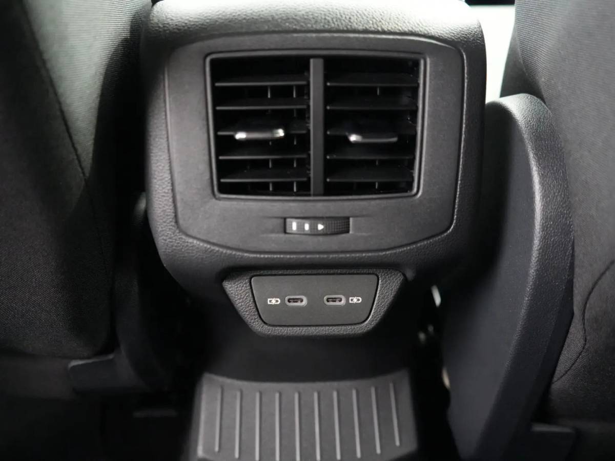 Volkswagen T-Roc Volkswagen T-Roc 1.5 TSI R-Line Edition Edition | IQ Light | Trekhaak | Camera | ACC | Ergo-active 2025 km 29.000 Nap