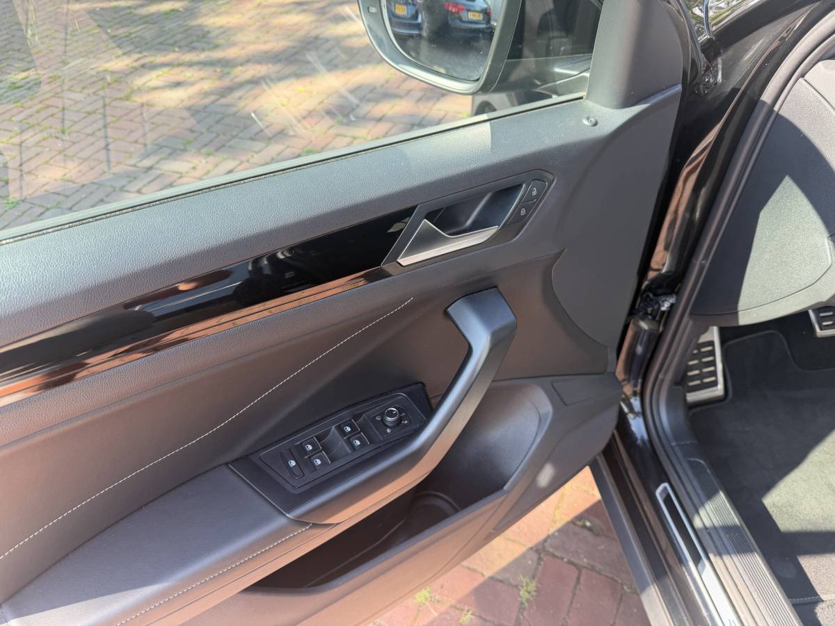 Volkswagen T-Roc Volkswagen T-Roc 1.5 TSI R-Line Edition Edition | IQ Light | Trekhaak | Camera | ACC | Ergo-active 2025 km 29.000 Nap