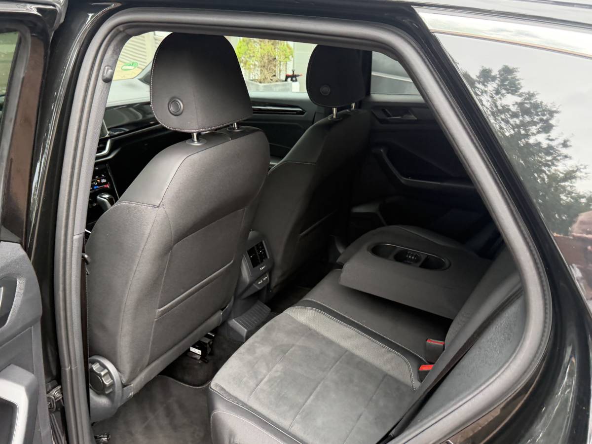 Volkswagen T-Roc Volkswagen T-Roc 1.5 TSI R-Line Edition Edition | IQ Light | Trekhaak | Camera | ACC | Ergo-active 2025 km 29.000 Nap