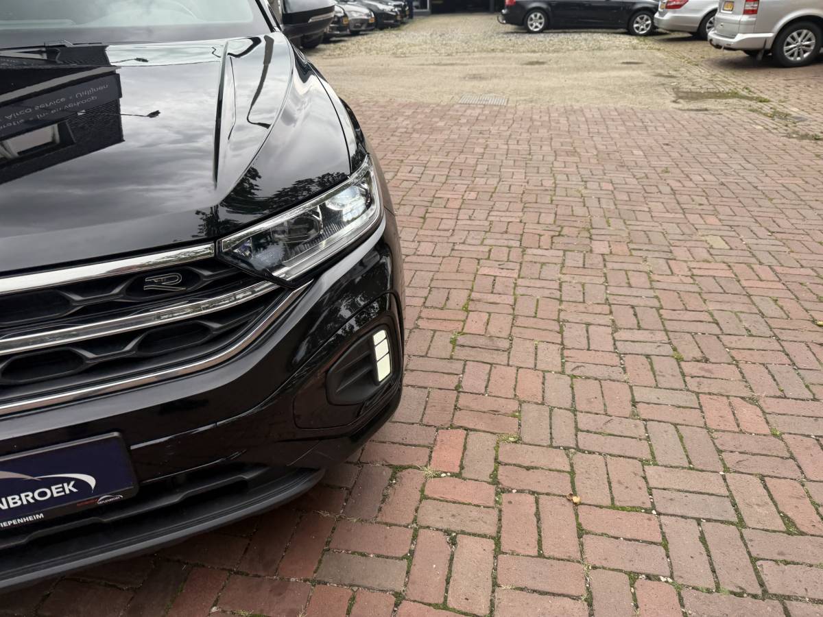 Volkswagen T-Roc Volkswagen T-Roc 1.5 TSI R-Line Edition Edition | IQ Light | Trekhaak | Camera | ACC | Ergo-active 2025 km 29.000 Nap