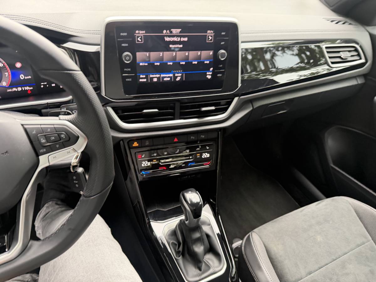 Volkswagen T-Roc Volkswagen T-Roc 1.5 TSI R-Line Edition Edition | IQ Light | Trekhaak | Camera | ACC | Ergo-active 2025 km 29.000 Nap