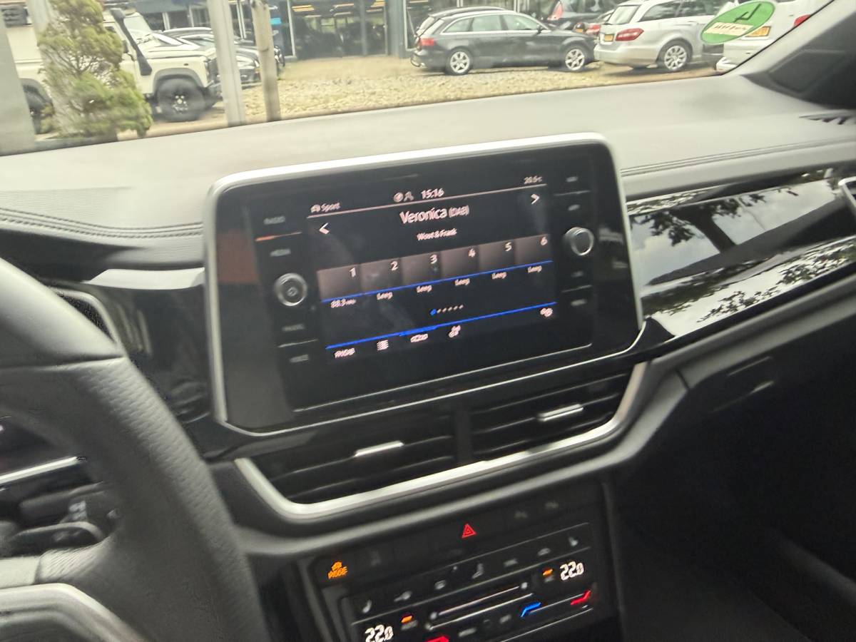 Volkswagen T-Roc Volkswagen T-Roc 1.5 TSI R-Line Edition Edition | IQ Light | Trekhaak | Camera | ACC | Ergo-active 2025 km 29.000 Nap