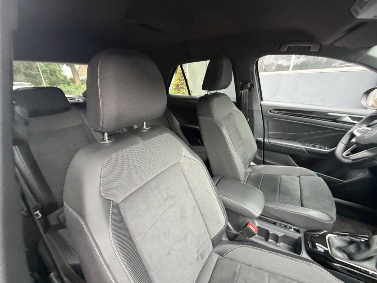 Volkswagen T-Roc Volkswagen T-Roc 1.5 TSI R-Line Edition Edition | IQ Light | Trekhaak | Camera | ACC | Ergo-active 2025 km 29.000 Nap