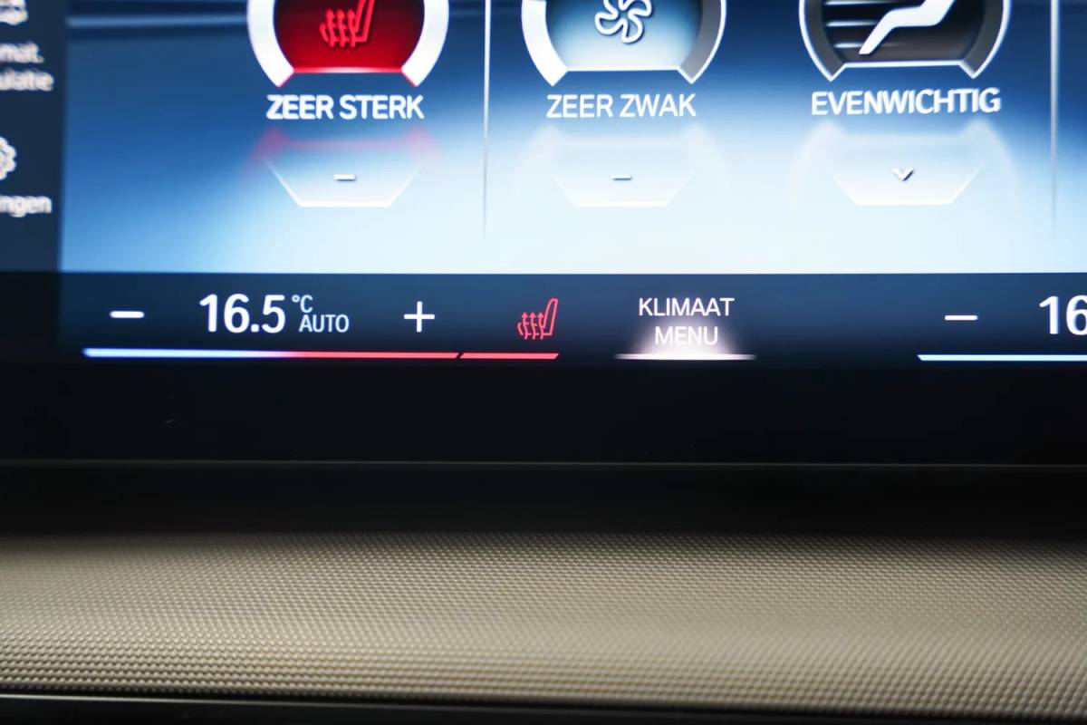 BMW iX1 BMW iX1 xDrive30 67 kWh Executive Sport [ LED Navi HUD 360° Camera Sportstoelen Stoelverwarming ]