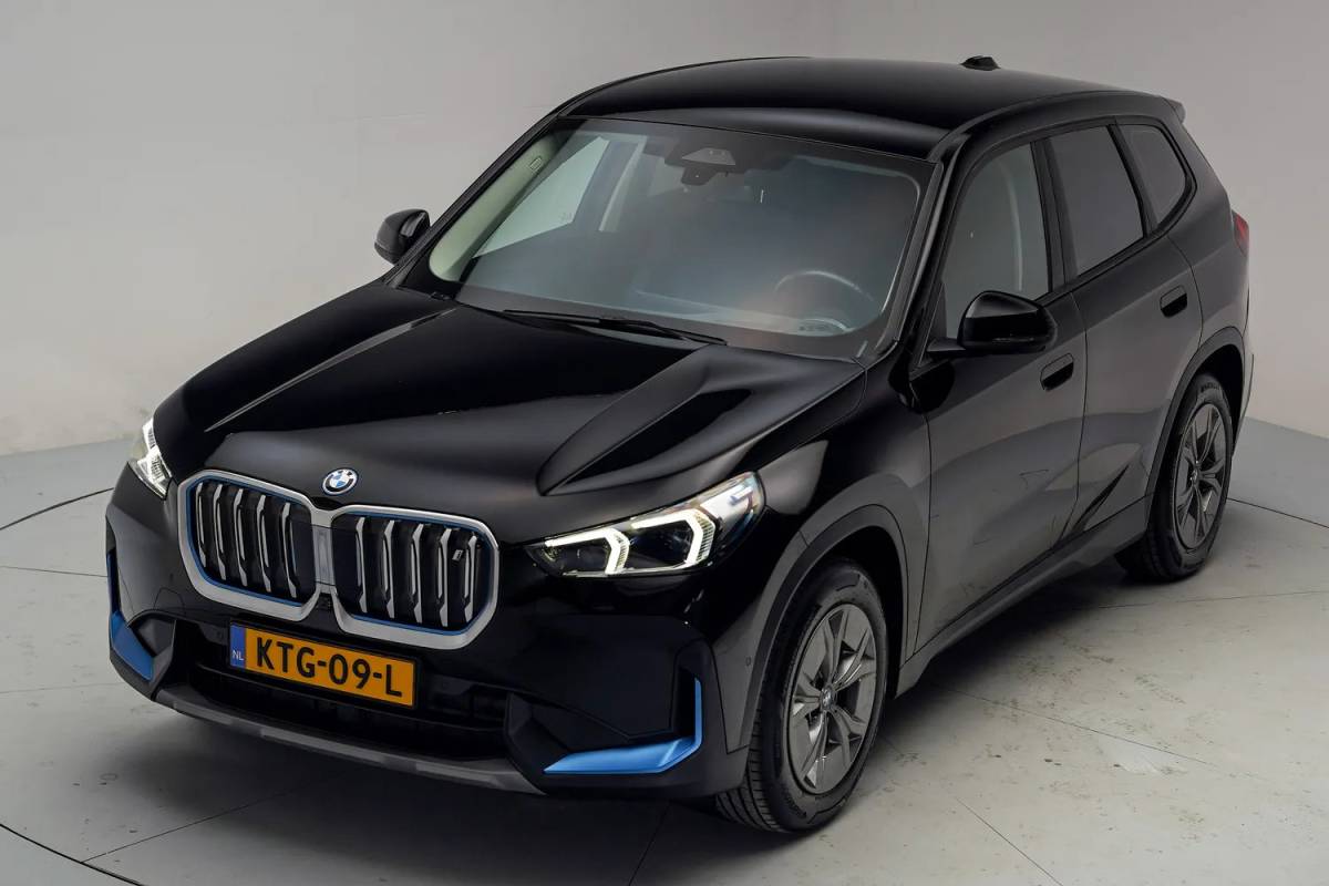 BMW iX1 BMW iX1 xDrive30 67 kWh Executive Sport [ LED Navi HUD 360° Camera Sportstoelen Stoelverwarming ]