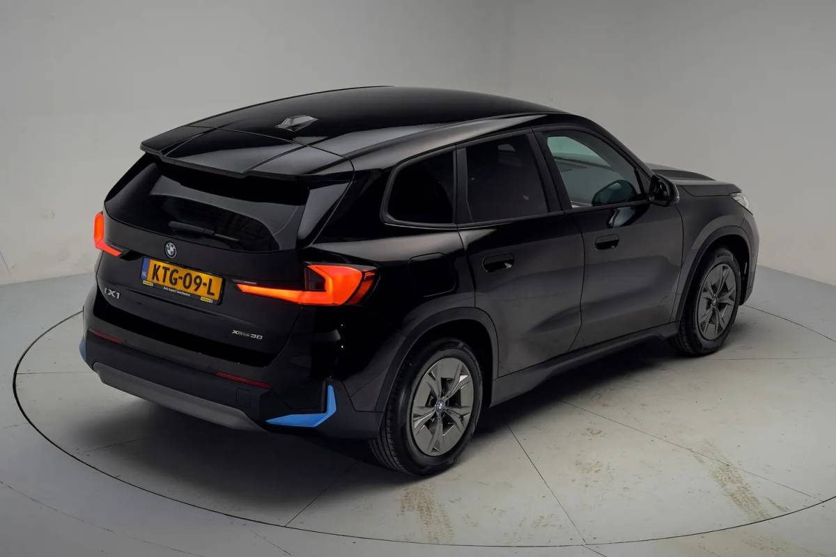BMW iX1 BMW iX1 xDrive30 67 kWh Executive Sport [ LED Navi HUD 360° Camera Sportstoelen Stoelverwarming ]