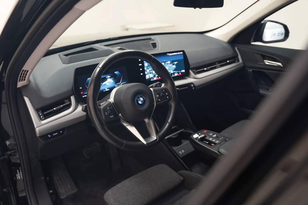 BMW iX1 BMW iX1 xDrive30 67 kWh Executive Sport [ LED Navi HUD 360° Camera Sportstoelen Stoelverwarming ]
