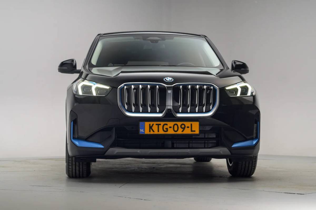 BMW iX1 BMW iX1 xDrive30 67 kWh Executive Sport [ LED Navi HUD 360° Camera Sportstoelen Stoelverwarming ]