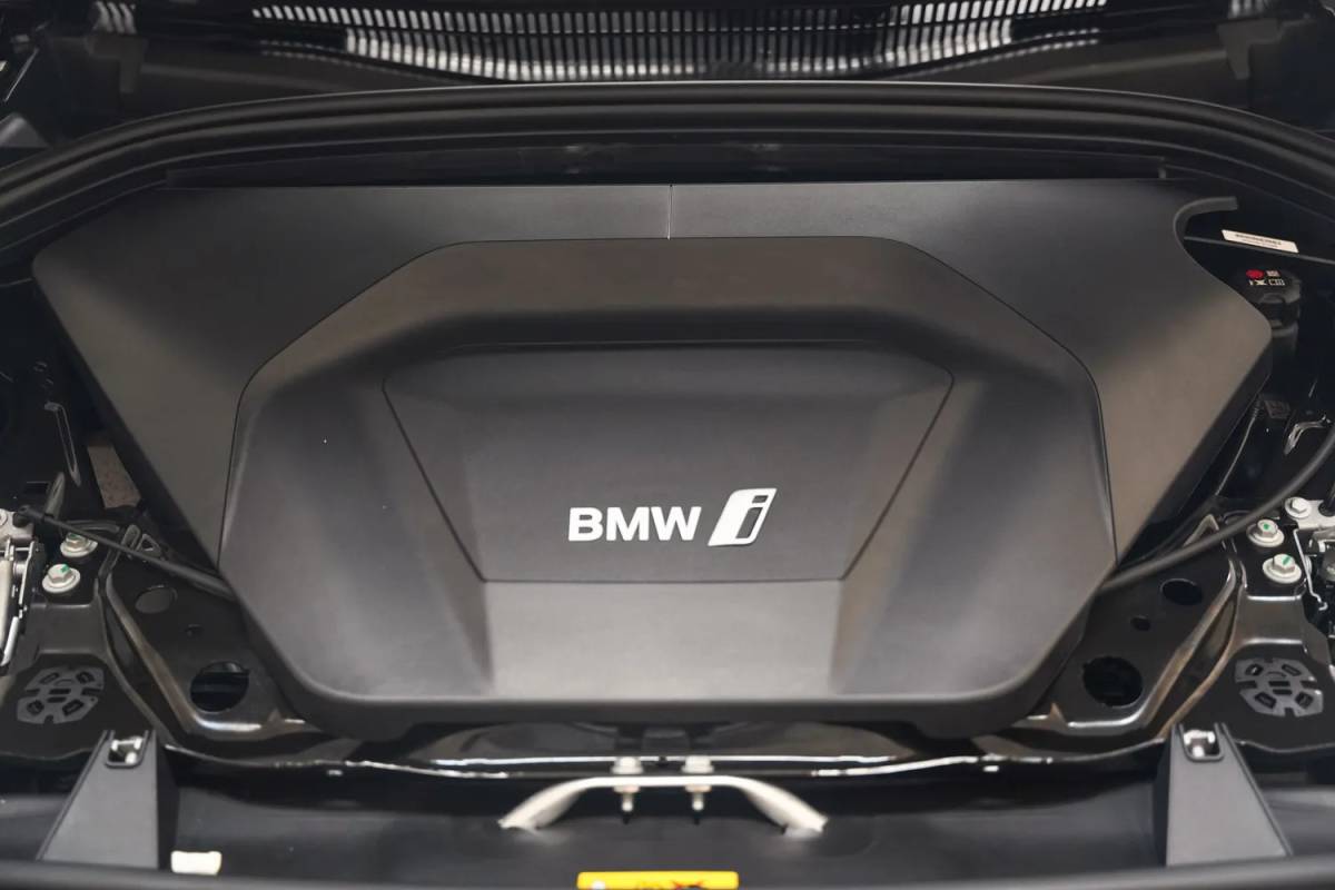 BMW iX1 BMW iX1 xDrive30 67 kWh Executive Sport [ LED Navi HUD 360° Camera Sportstoelen Stoelverwarming ]