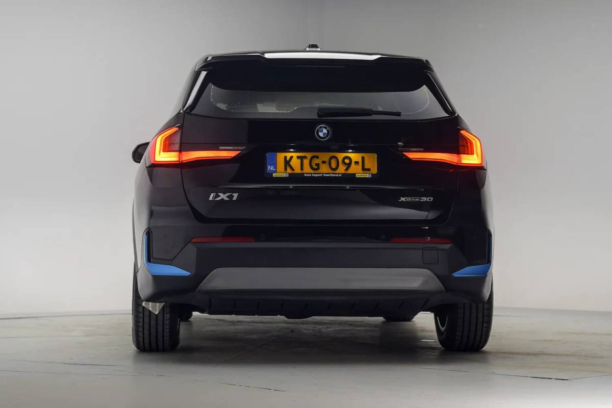 BMW iX1 BMW iX1 xDrive30 67 kWh Executive Sport [ LED Navi HUD 360° Camera Sportstoelen Stoelverwarming ]