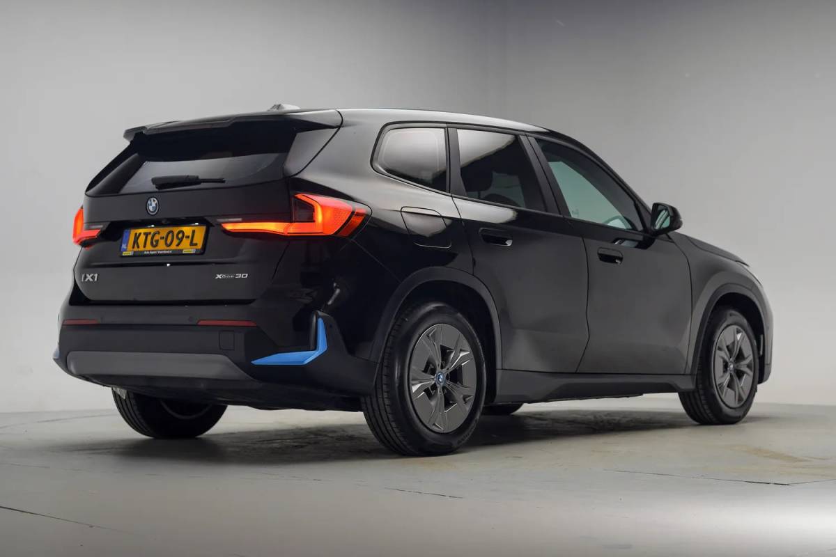 BMW iX1 BMW iX1 xDrive30 67 kWh Executive Sport [ LED Navi HUD 360° Camera Sportstoelen Stoelverwarming ]
