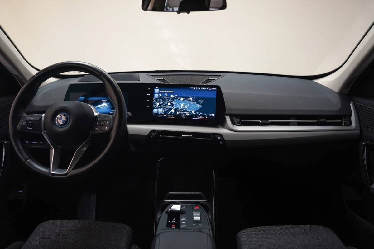 BMW iX1 BMW iX1 xDrive30 67 kWh Executive Sport [ LED Navi HUD 360° Camera Sportstoelen Stoelverwarming ]