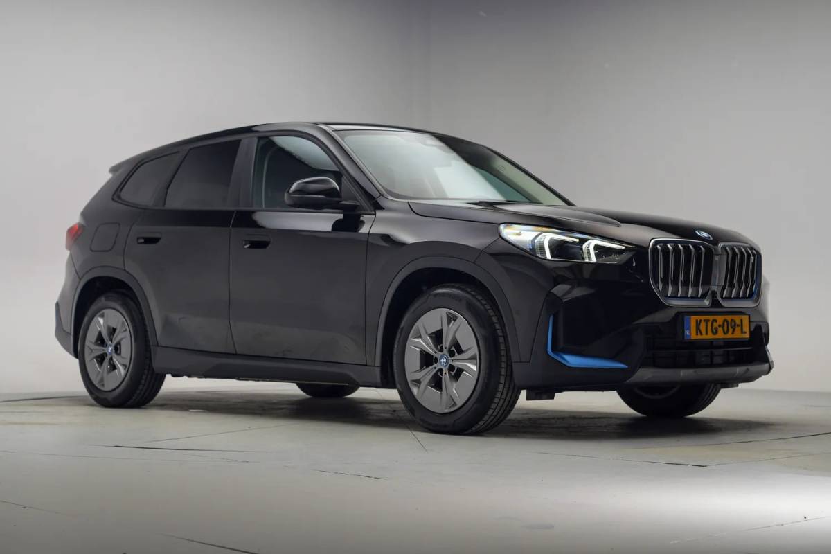BMW iX1 BMW iX1 xDrive30 67 kWh Executive Sport [ LED Navi HUD 360° Camera Sportstoelen Stoelverwarming ]