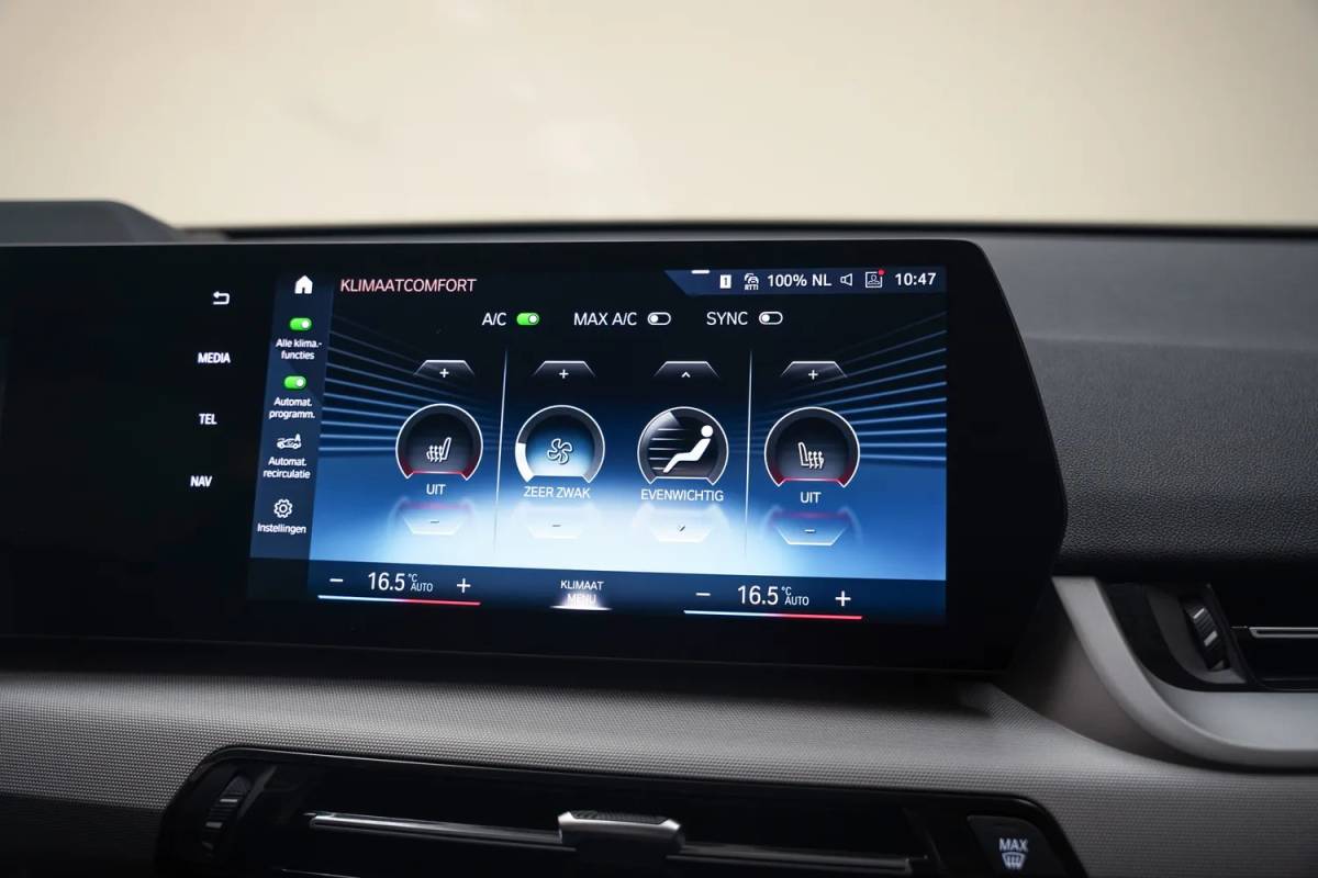 BMW iX1 BMW iX1 xDrive30 67 kWh Executive Sport [ LED Navi HUD 360° Camera Sportstoelen Stoelverwarming ]