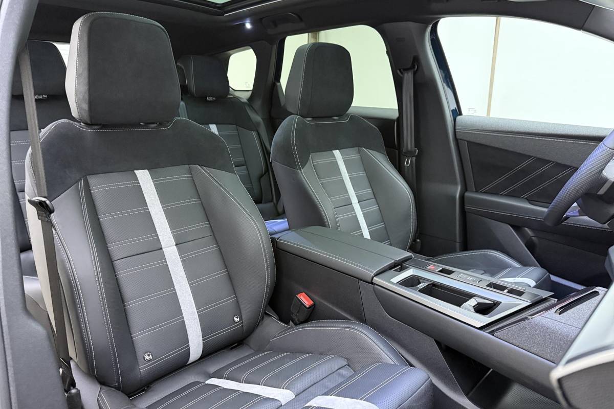 Opel Grandland Opel Grandland 1.6 Turbo Plug-in-Hybrid Ultimate | Lederen bekleding | Panoramisch schuif/kantel dak | Stoelverwarming en ventilatie | Achterbankverwarming | Elektrische achterklep | Keyless