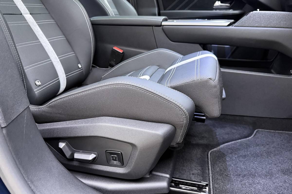 Opel Grandland Opel Grandland 1.6 Turbo Plug-in-Hybrid Ultimate | Lederen bekleding | Panoramisch schuif/kantel dak | Stoelverwarming en ventilatie | Achterbankverwarming | Elektrische achterklep | Keyless