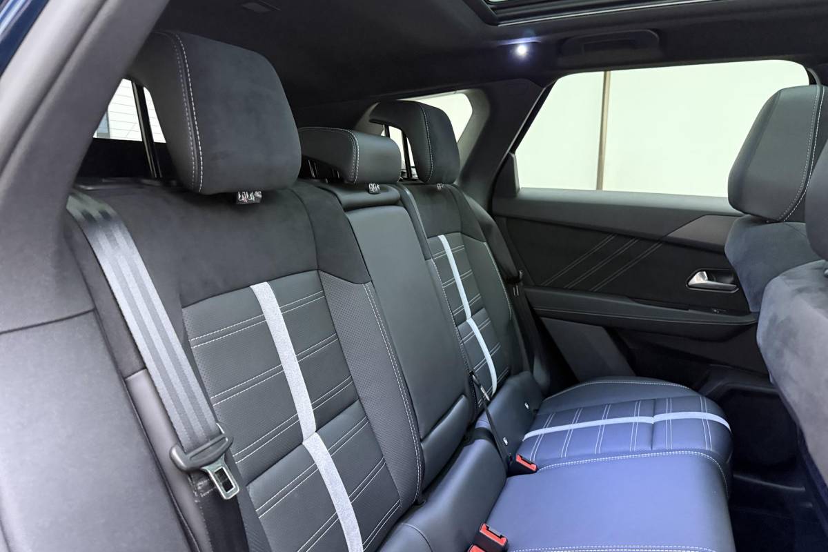 Opel Grandland Opel Grandland 1.6 Turbo Plug-in-Hybrid Ultimate | Lederen bekleding | Panoramisch schuif/kantel dak | Stoelverwarming en ventilatie | Achterbankverwarming | Elektrische achterklep | Keyless