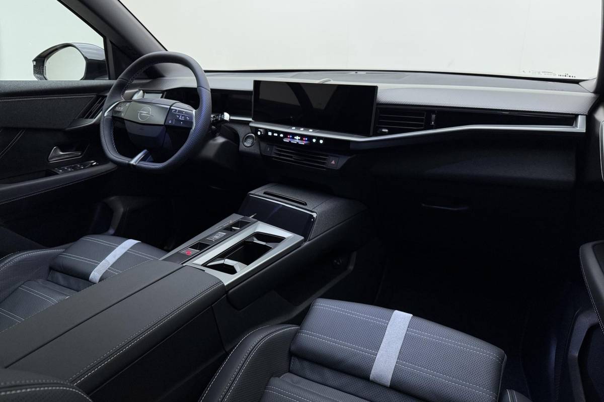 Opel Grandland Opel Grandland 1.6 Turbo Plug-in-Hybrid Ultimate | Lederen bekleding | Panoramisch schuif/kantel dak | Stoelverwarming en ventilatie | Achterbankverwarming | Elektrische achterklep | Keyless